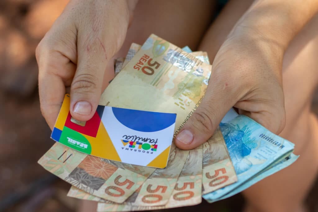 Grana extra no Bolsa Família? Descubra se o 13º vem em 2025!