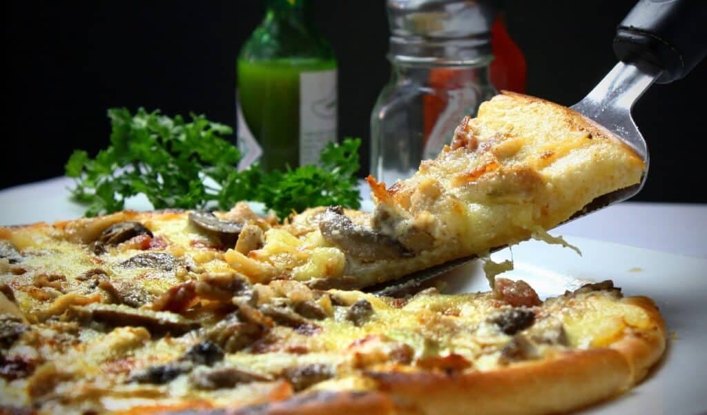 Pizza brasileira, destaque na América Latina, ganha o paladar dos mais exigentes - descubra quanto custa o alimento.