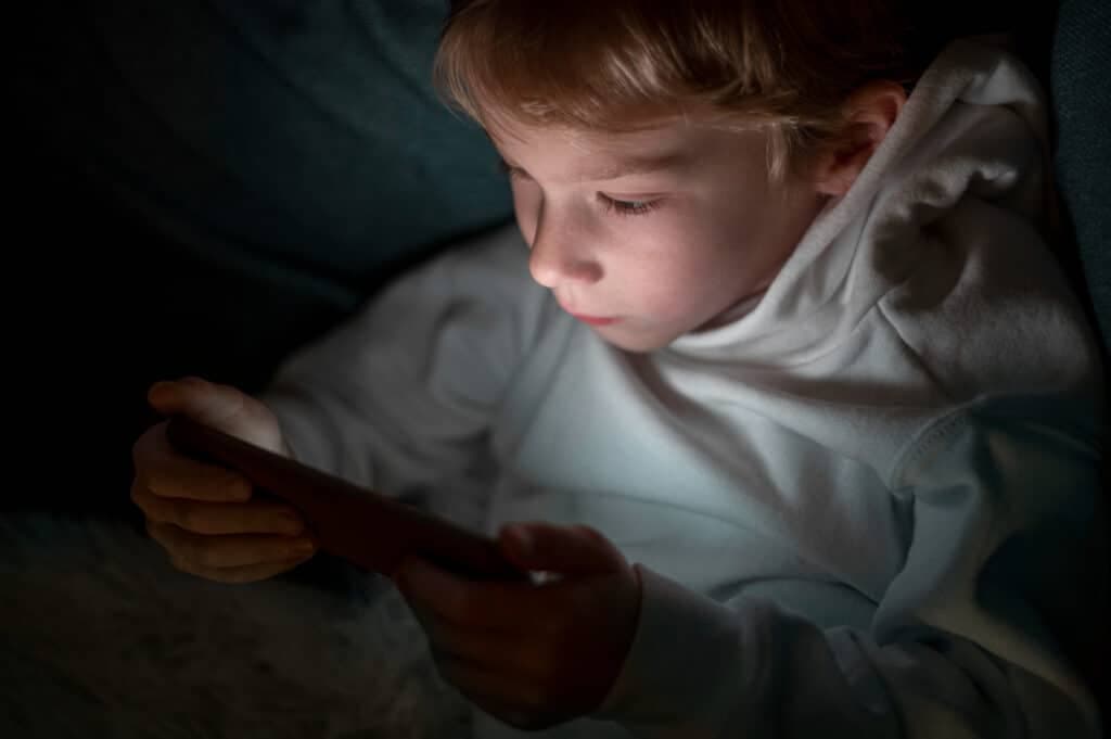 Seu filho VICIADO no celular? O detox de férias de 7 dias que salva corpo e mente