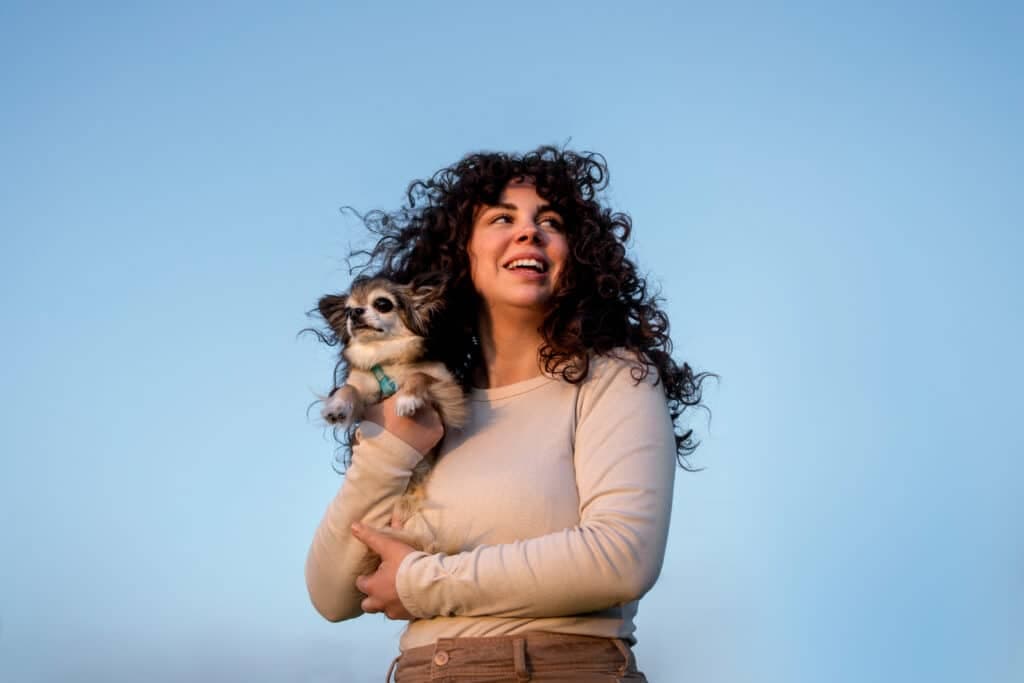 Seu cachorro tem um "GPS do amor"? O ponto EXATO que ele toca para te escolher como favorito